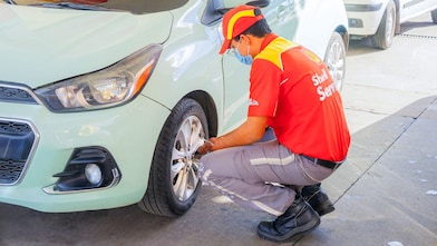Usuario cargando combustible en una estación de servicio.