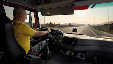 Conductor de camión manejando en una ruta vacía