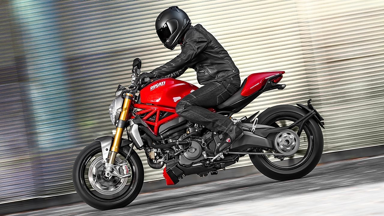 Hombre andando una moto que usa aceite de alta calidad para motor de motocicleta