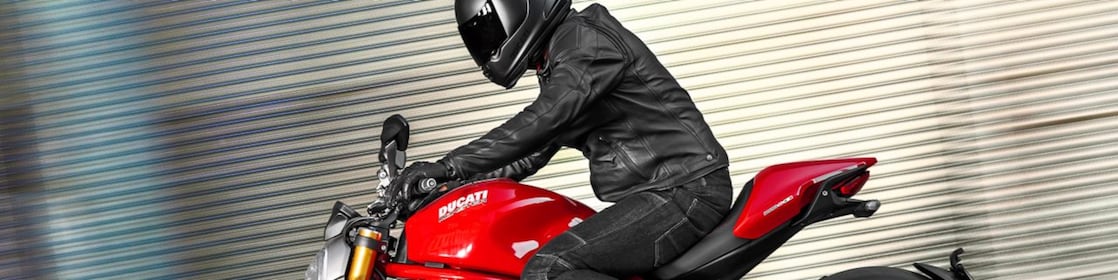 Hombre andando una moto que usa aceite de alta calidad para motor de motocicleta