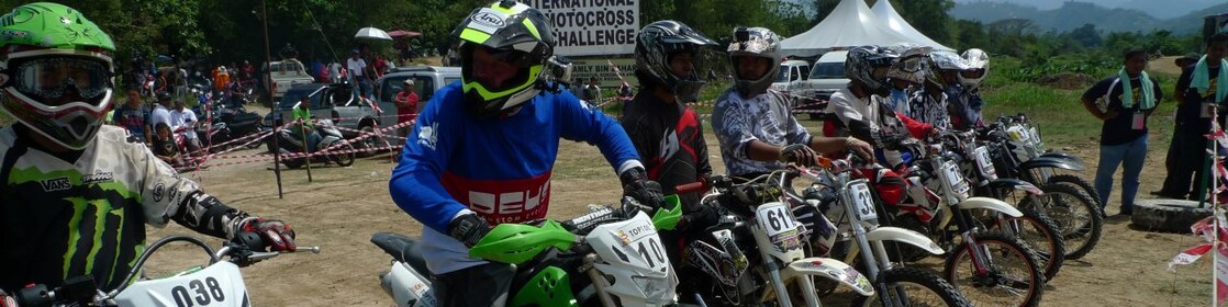 Motos de motocross alineadas al inicio de una carrera