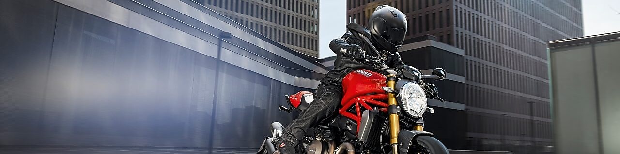 piloto de alta competición manejando una moto