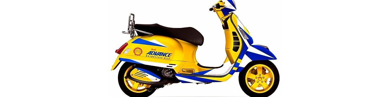 Scooter con colores brillantes y el logotipo de Shell