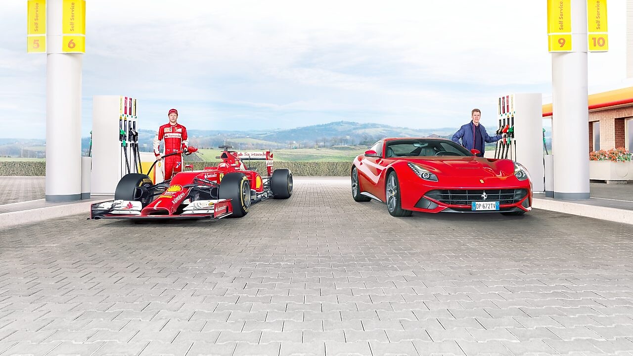 Sebastian Vettel y Kimi Raikkonen llenan sus Ferraris en una estación de Shell