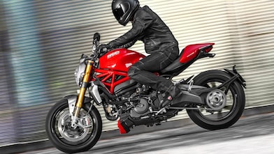 Hombre andando una moto que usa aceite de alta calidad para motor de motocicleta