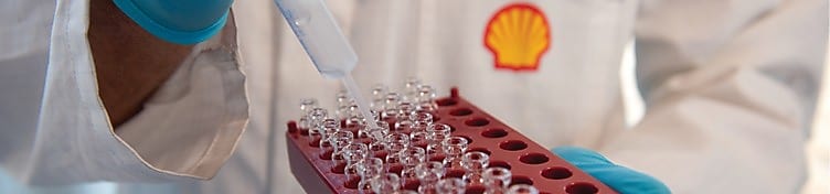 Científicos realizando ensayos en el laboratorio de lubricantes