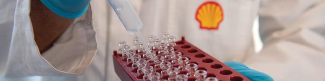 Científicos realizando ensayos en el laboratorio de lubricantes