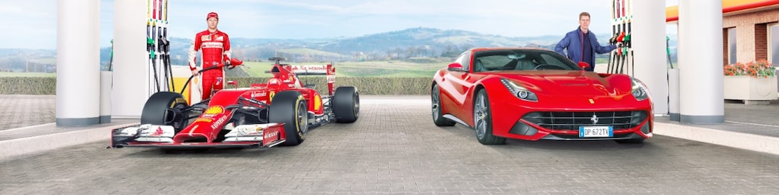 Sebastian Vettel y Kimi Raikkonen llenan sus Ferraris en una estación de Shell