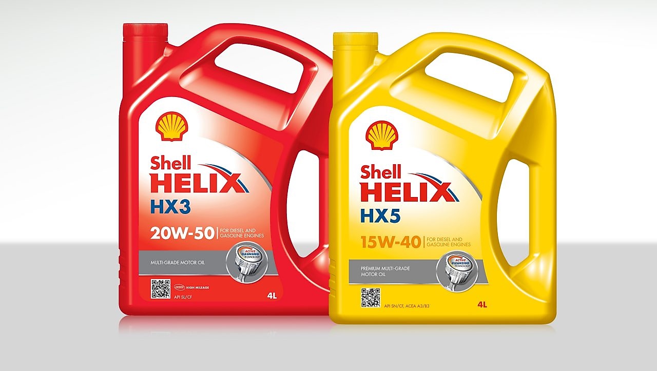 Dos envases de aceites minerales para motor Shell Helix