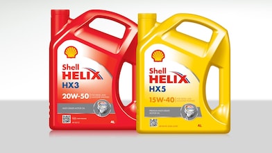 Dos envases de aceites minerales para motor Shell Helix