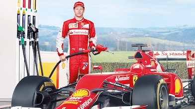 Un piloto de Ferrari de F1 usando lubricante Shell Helix Ultra para llenar su auto