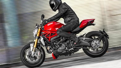 Hombre andando una moto que usa aceite de alta calidad para motor de motocicleta