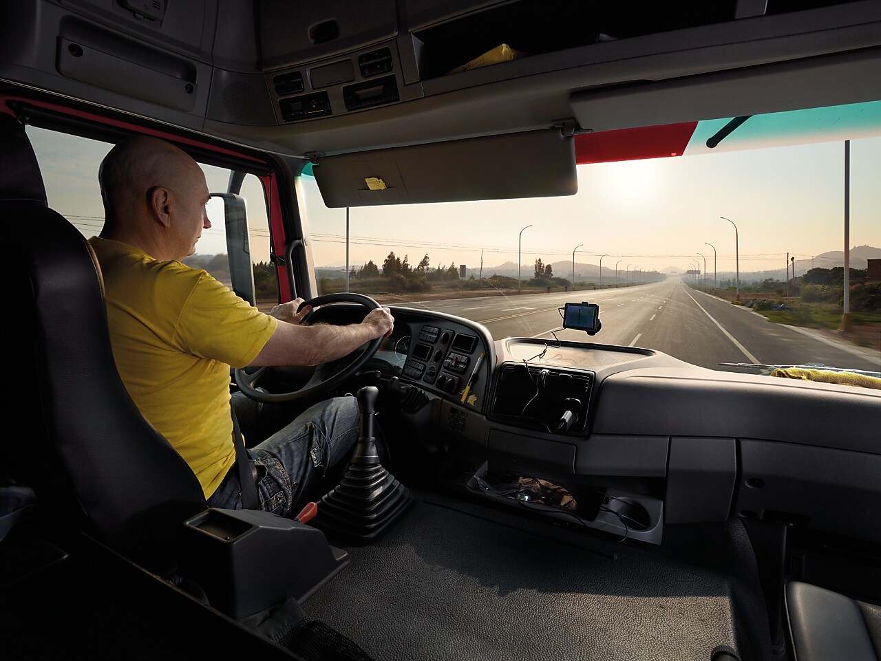 conductor de camión manejando en una ruta vacía