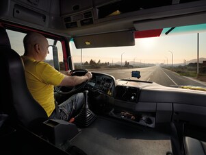 conductor de camión manejando en una ruta vacía
