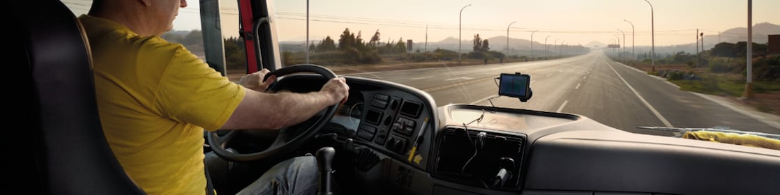 conductor de camión manejando en una ruta vacía