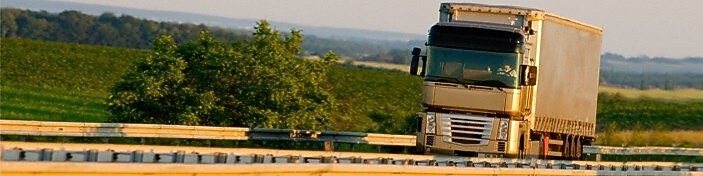 Camión transitando una autopista, fondo rural verde