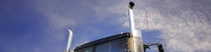 Techo y parte superior de un camión con los caños de escape