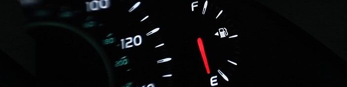 Pantalla del tablero que muestra bajo nivel de combustible