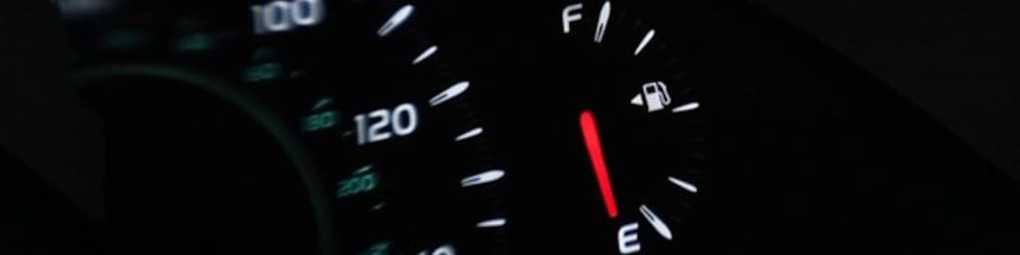 Pantalla del tablero que muestra bajo nivel de combustible