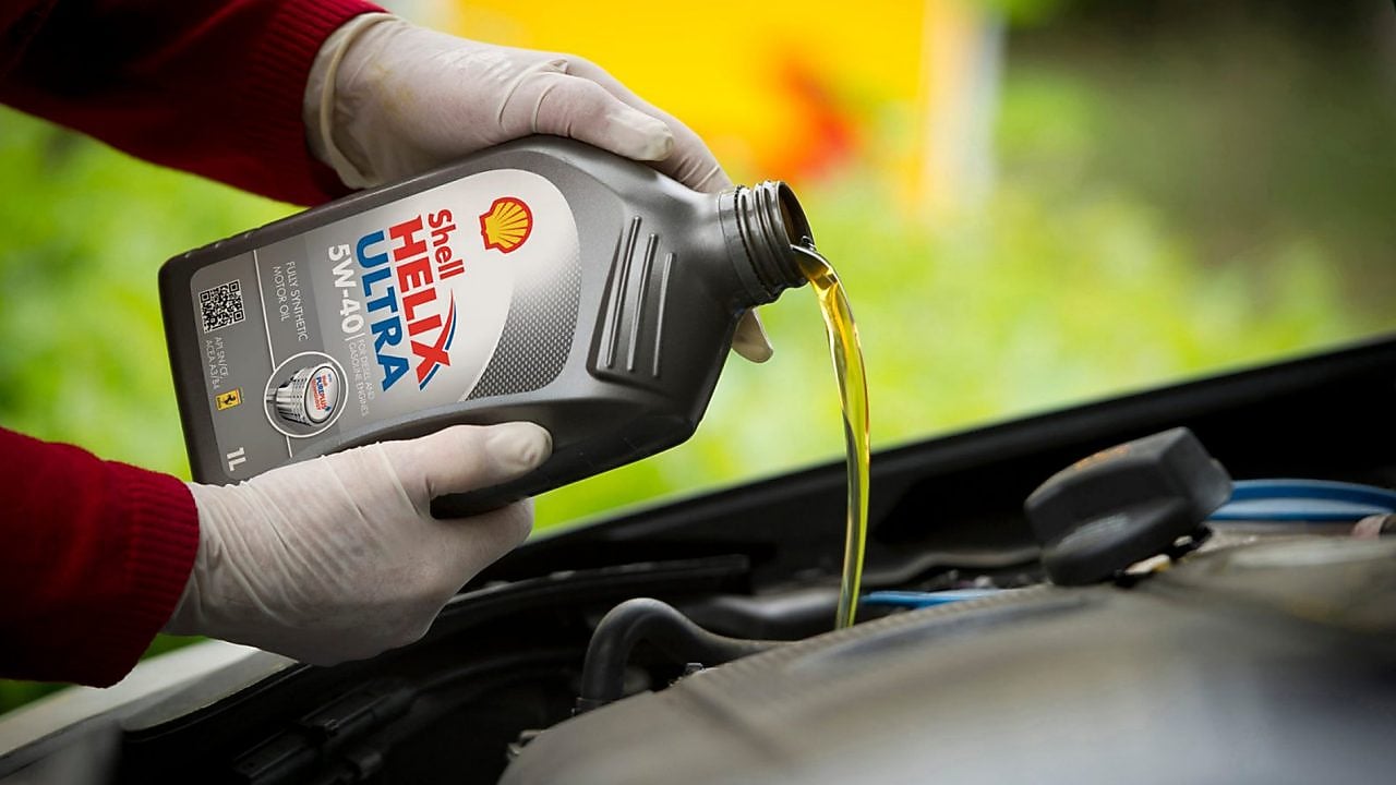 Vertido de Shell Helix Ultra en un motor