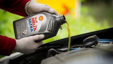 Vertido de Shell Helix Ultra en un motor